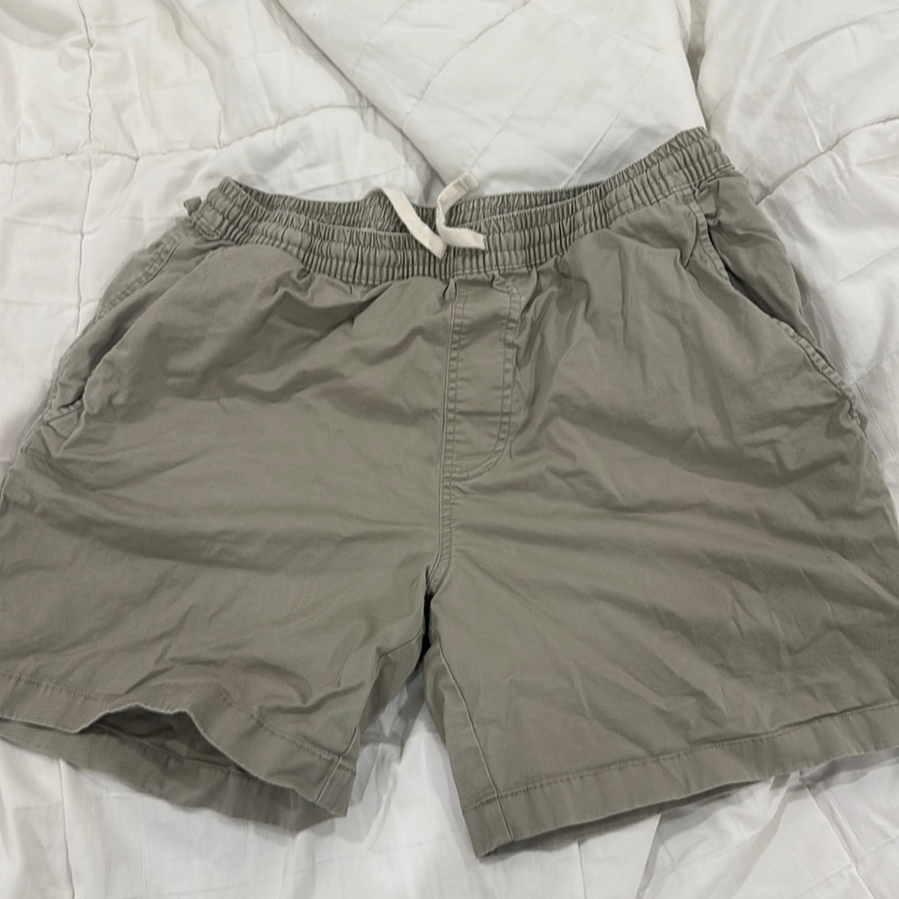 Barely worn southern tide shorts khaki style but the waist is stretchy